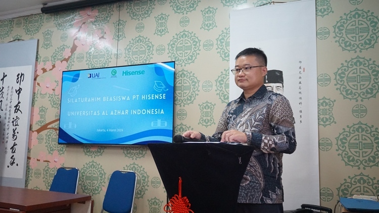 海信印尼公司總經(jīng)理李現(xiàn)委致辭。阿拉扎大學(xué)孔子學(xué)院供圖