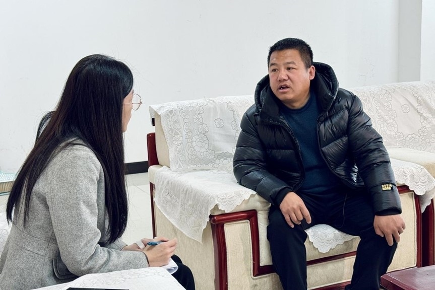 人民網(wǎng)記者采訪“在水一方”小區(qū)住戶。人民網(wǎng) 高清揚(yáng)攝