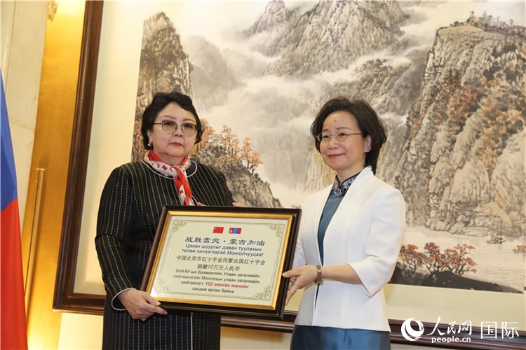 沈大使向?qū)殑跔柆敚ㄗ螅┟貢L(zhǎng)轉(zhuǎn)交捐款。人民網(wǎng)記者 霍文攝