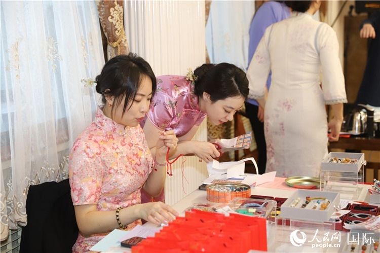 孔院教師展示剪紙。人民網(wǎng)記者 霍文攝