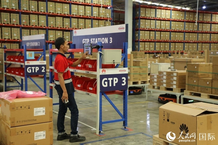 華為5G智能倉庫里，工作人員正在利用智能系統(tǒng)辦公。人民網(wǎng)記者 曹師韻攝