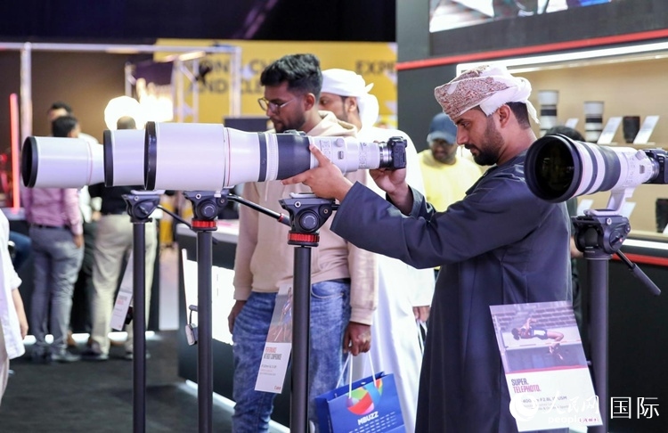 參觀者在體驗(yàn)攝影設(shè)備。人民網(wǎng)塔里克·易卜拉欣攝