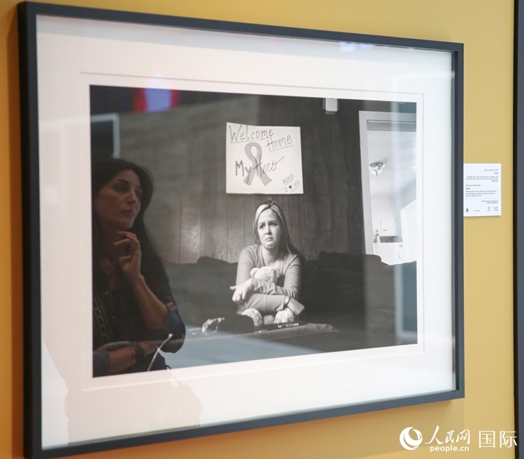 一名觀眾在觀賞攝影作品。人民網(wǎng)塔里克·易卜拉欣攝