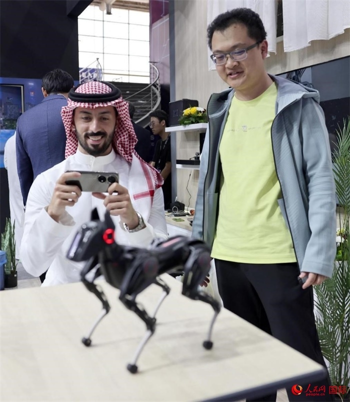 一名觀眾在體驗(yàn)操作機(jī)器狗。人民網(wǎng)記者 管克江攝