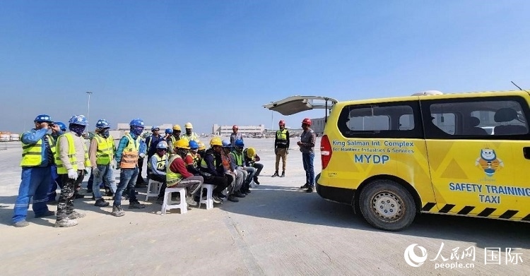 安全宣講出租車在現(xiàn)場播放安全視頻。人民網(wǎng)記者 管克江攝