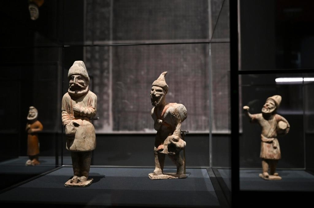 “歷史之遇——中國與西亞古代文明交流展”于1月12日至4月11日在故宮午門正殿展廳舉行。這是展出的陶彩繪人俑（1月10日攝）。新華社記者金良快攝