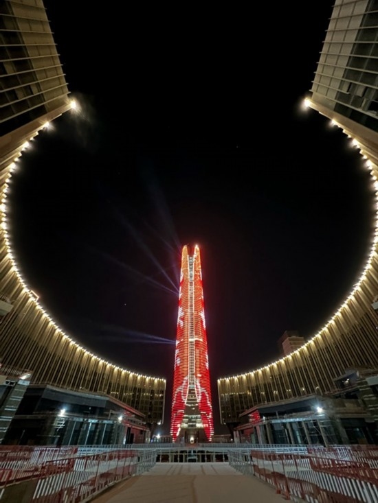  2024年2月9日，埃及開(kāi)羅以東建設(shè)中的埃及新行政首都中央商務(wù)區(qū)項(xiàng)目上演燈光秀，迎接龍年春節(jié)。新華社發(fā)（黎炳宏攝）