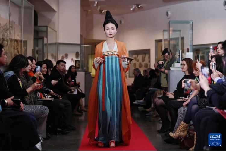 3月13日，在位于法國巴黎的吉美國立亞洲藝術(shù)博物館，模特展示敦煌復(fù)原服飾。新華社記者 高靜 攝