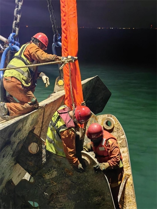 工作人員正在修理橫移錨纜。 “天鯤號(hào)”供圖