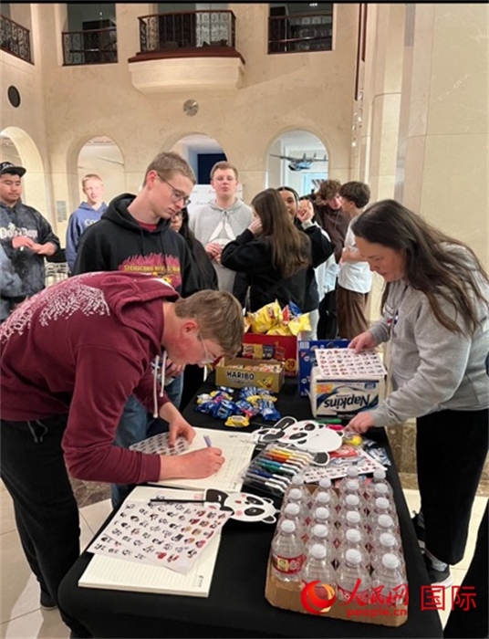 學生們出發(fā)前紛紛在留言簿留言。人民網記者 鄧圩攝