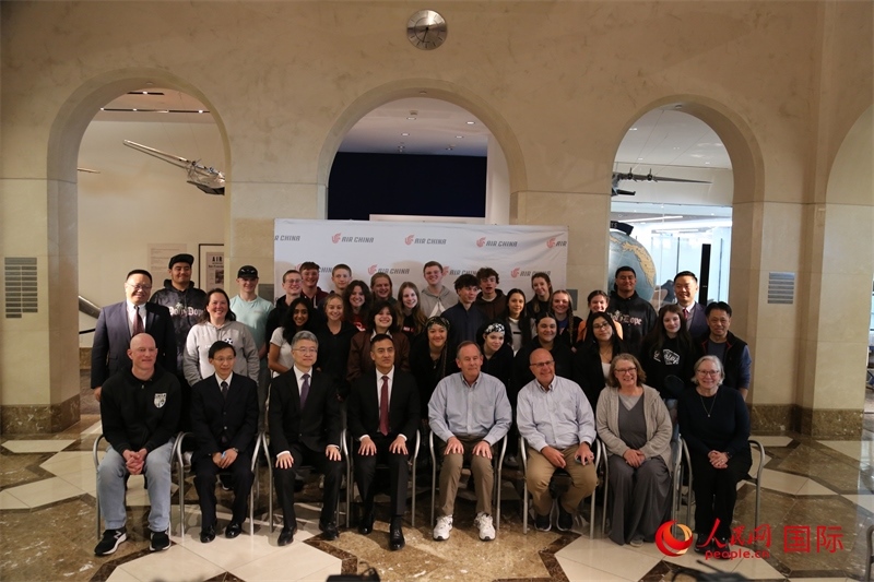 美國高中學生交流團全體與前來送行的各方代表合影。人民網記者 鄧圩攝