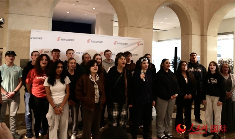 全體美國高中生合唱《希望的田野》。人民網記者 鄧圩攝