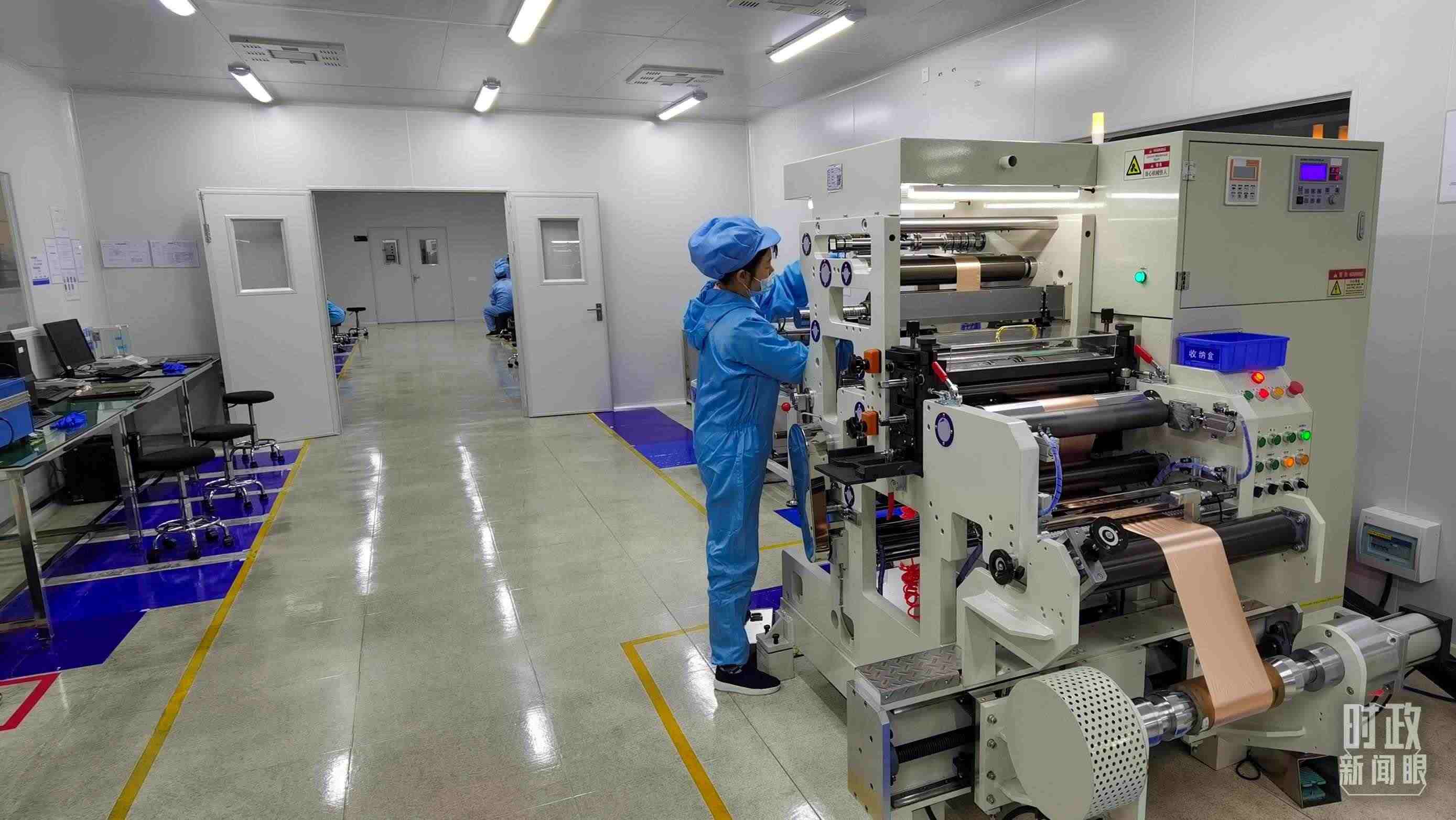 △企業(yè)員工將冷壓后的極片裁出規(guī)定尺寸，用于鋰電池制作。（總臺央視記者郭鴻拍攝）