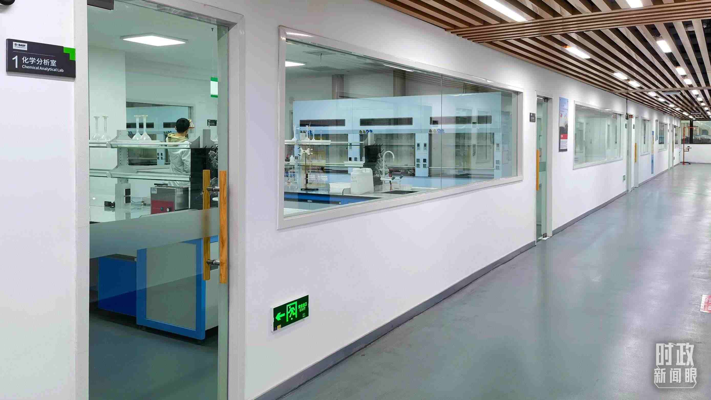 △巴斯夫杉杉電池材料有限公司化學(xué)分析室。（總臺央視記者石丞拍攝）