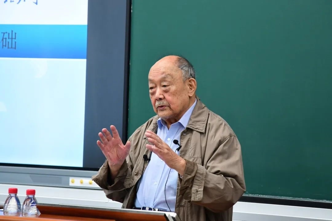 91歲的楊士莪院士“一站到底”為學(xué)生授課。哈爾濱工程大學(xué)供圖