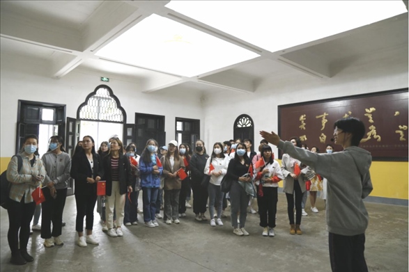 2021年5月20日，少數(shù)民族學(xué)生在湖南第一師范學(xué)院進行紅色研學(xué)活動，共同追尋那段紅色歲月的足跡。