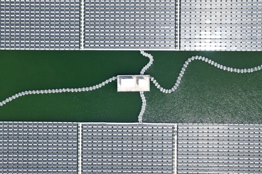 2022年8月25日拍攝的潁上縣毛圩水上光伏電站（無人機(jī)照片）。近年來，安徽省阜陽市潁上縣古城鎮(zhèn)積極推進(jìn)采煤沉陷區(qū)治理工作，將昔日的采煤沉陷區(qū)建設(shè)成水上光伏電站，既減少占用土地面積，又能生產(chǎn)清潔能源。