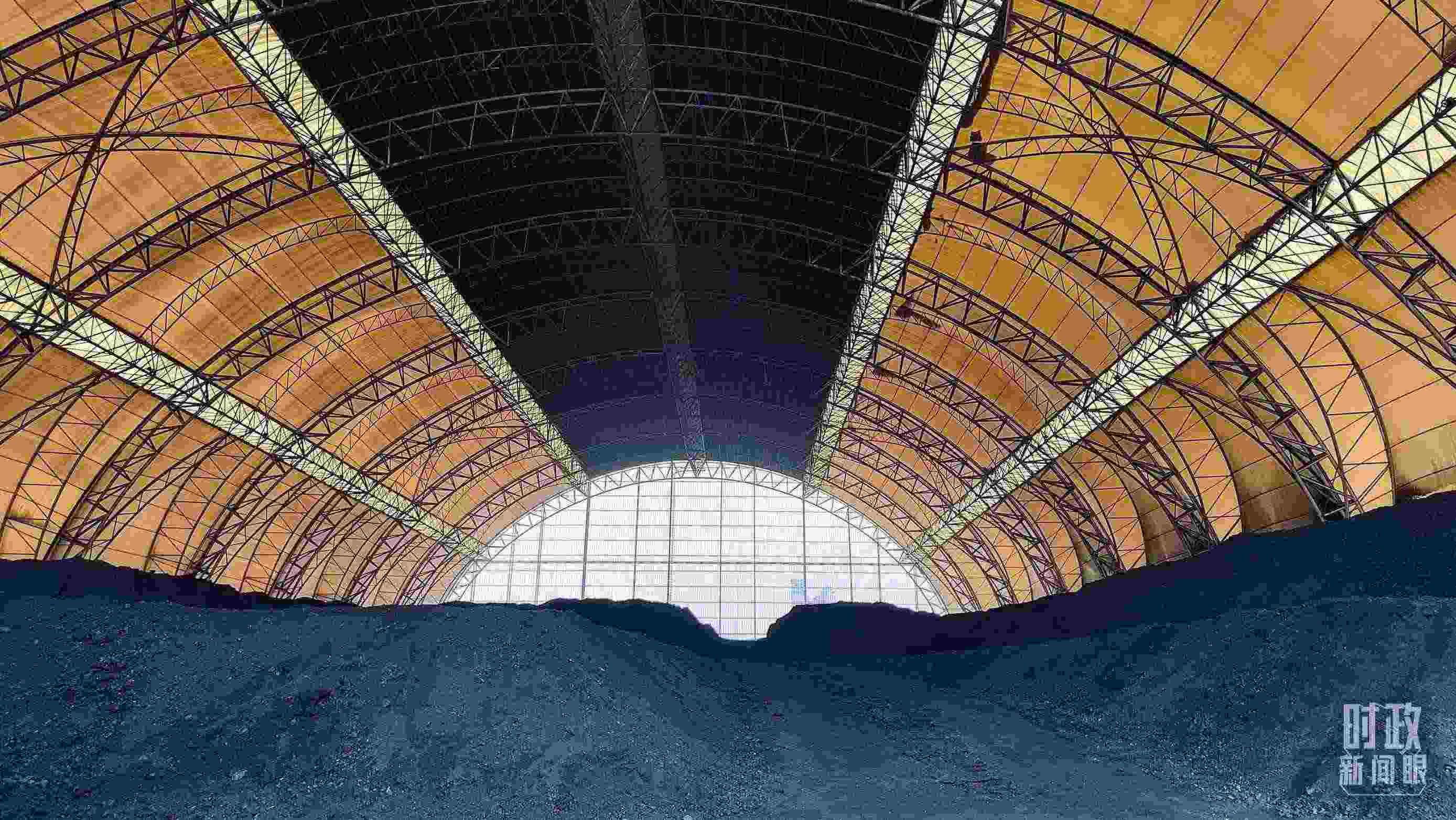 山西瑞光熱電有限責(zé)任公司儲煤場。2022年1月，習(xí)近平來到這里察看煤場儲煤情況。（總臺央視記者楊立峰拍攝）