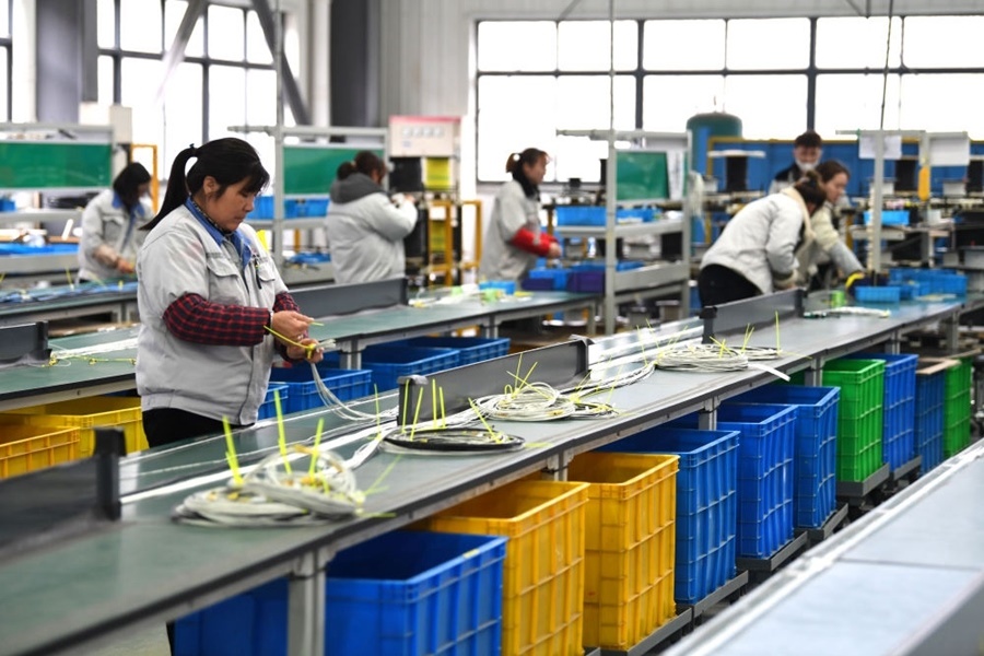 2022年2月16日，工作人員在安徽省滁州市汊河軌道交通裝備產(chǎn)業(yè)園的一家軌道交通裝備企業(yè)生產(chǎn)線上忙碌。安徽省滁州市來安縣汊河鎮(zhèn)地處皖蘇交界，緊鄰南京市江北新區(qū)。近年來，來安縣成為承接南京產(chǎn)業(yè)轉(zhuǎn)移的前沿陣地，汊河這個(gè)曾經(jīng)的傳統(tǒng)農(nóng)業(yè)小鎮(zhèn)緊抓機(jī)遇，開始深度融入長三角，參與產(chǎn)業(yè)協(xié)作分工。產(chǎn)業(yè)園吸引了越來越多長三角地區(qū)軌道交通企業(yè)入駐，形成了鐵路客車、城際軌道零部件研發(fā)、生產(chǎn)、銷售的產(chǎn)業(yè)集群。