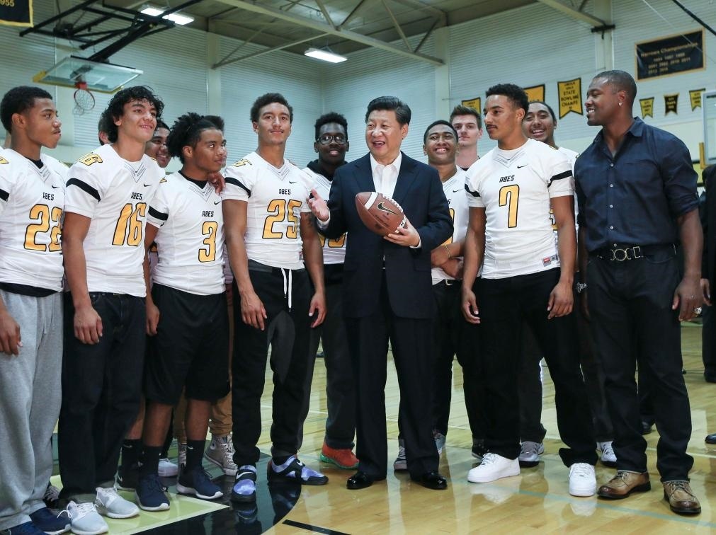 2015年9月23日，國家主席習近平參觀美國塔科馬市林肯中學。這是習近平在學校體育館，同上橄欖球訓練課的學生們親切交談。新華社記者 蘭紅光 攝