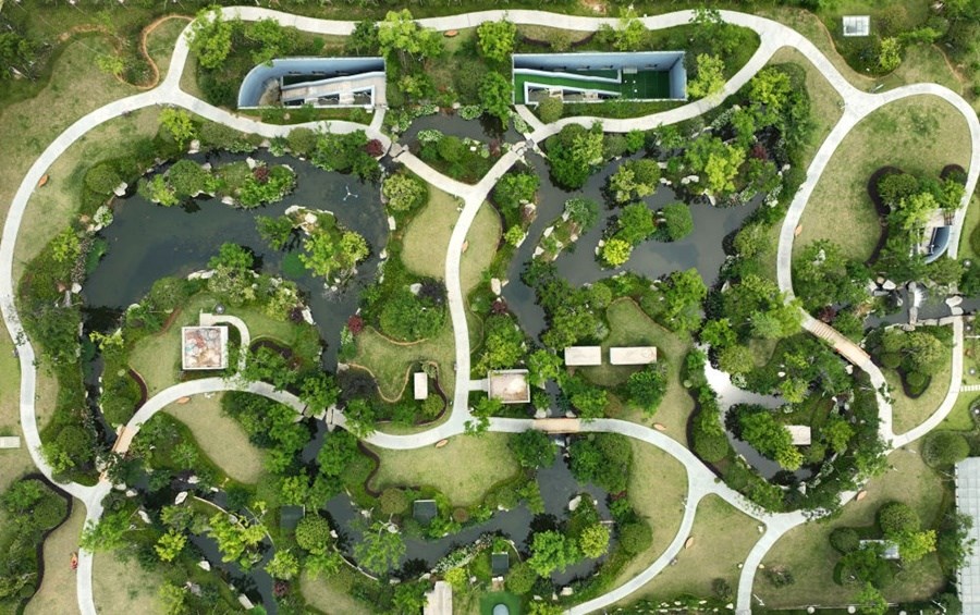 這是2023年6月15日拍攝的以“地上花園+地下治污”設(shè)計(jì)理念建設(shè)的九江市雙溪公園（無人機(jī)照片）。近年來，江西省九江市啟動(dòng)中心城區(qū)水環(huán)境綜合整治工程，通過地下污水治理、岸線生態(tài)修復(fù)、興建“公園式”污水處理廠、城市智慧管網(wǎng)管控等措施，改善水環(huán)境，城市面貌煥然一新。