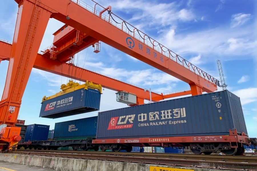 2022年4月29日，在鐵路合肥北站物流基地集裝箱作業(yè)區(qū)，龍門吊吊裝準(zhǔn)備發(fā)運(yùn)的中歐班列集裝箱。