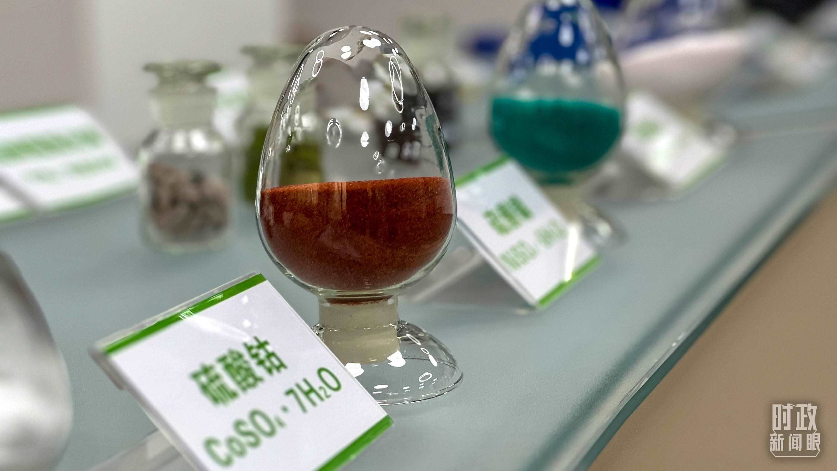 △巴斯夫杉杉電池材料有限公司的產(chǎn)品展示。（總臺央視記者李煒拍攝）