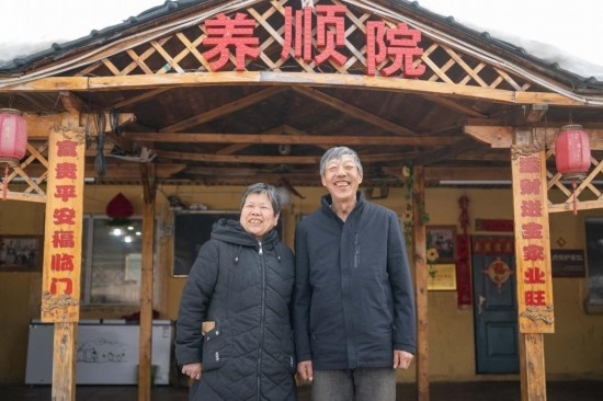 在伊春市友好區(qū)，伊春森工上甘嶺林業(yè)局有限責(zé)任公司溪水林場分公司退休職工劉養(yǎng)順（右）和老伴楊秋娥在自家農(nóng)家院中（3月13日攝）。新華社記者 謝劍飛 攝