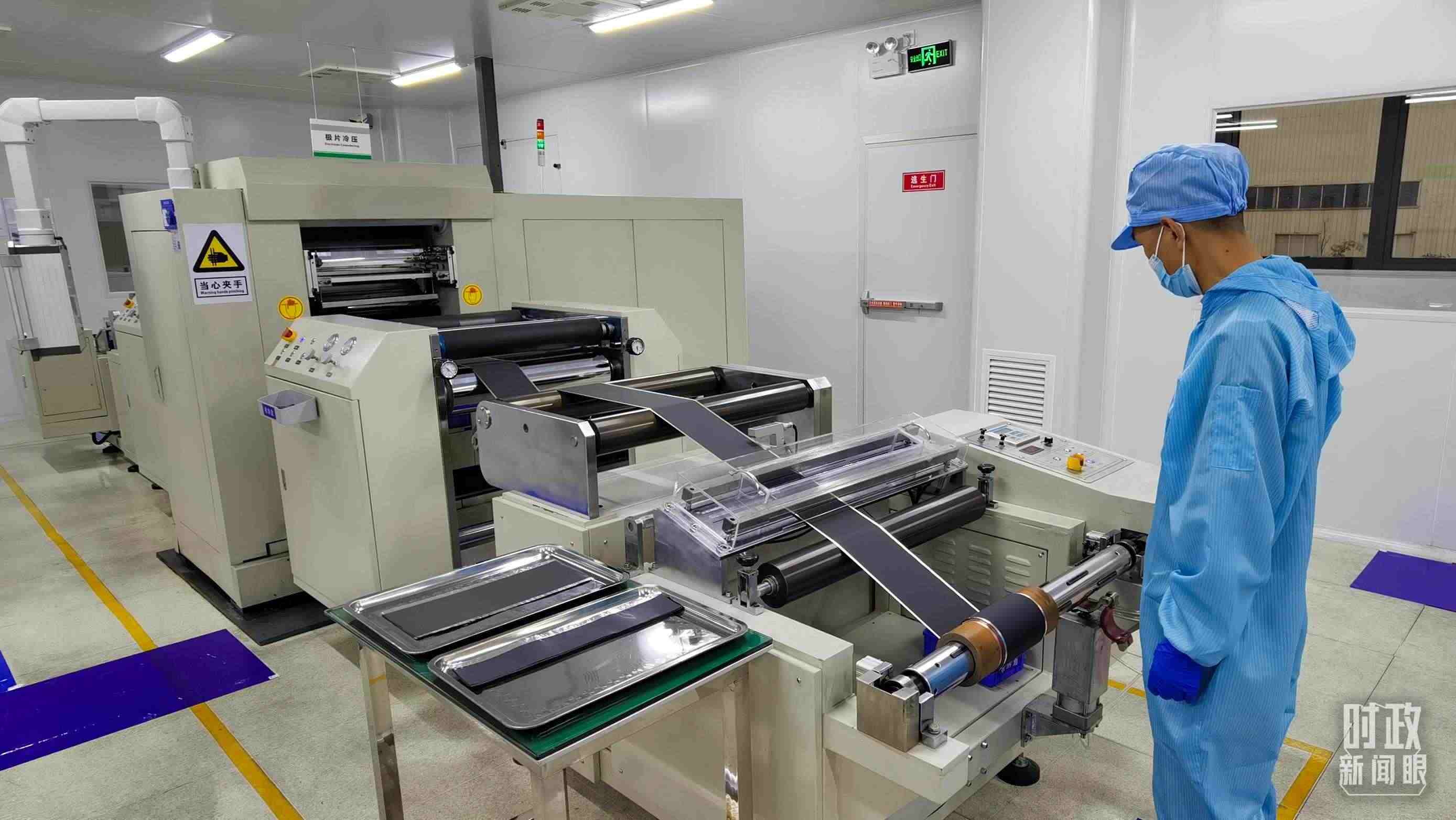 △這是電池生產(chǎn)的極片冷壓操作車間。（總臺央視記者郭鴻拍攝）