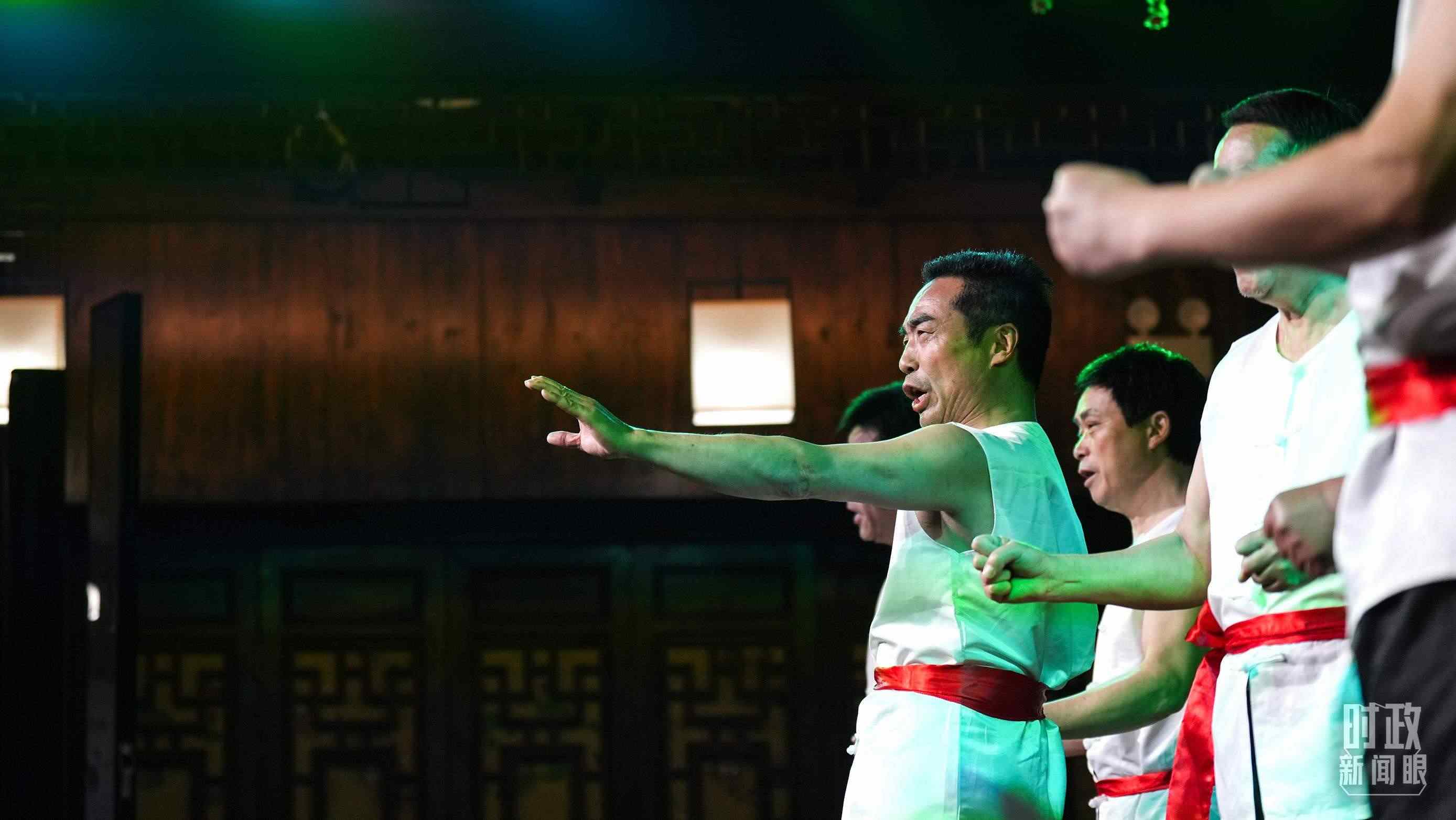 △常德河街，鴛鴦走馬樓上演常德高腔《穆桂英掛帥》和澧水船工號子。（總臺央視記者許永松、國廣記者李晉拍攝）