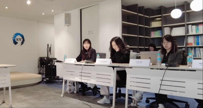 記者（左一）在交流活動(dòng)上，以加強(qiáng)中日韓三國(guó)經(jīng)濟(jì)合作、增進(jìn)三國(guó)民眾相互理解為主題發(fā)表演講。權(quán)小星攝