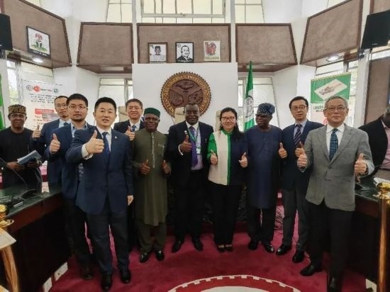 3月21日，與會嘉賓在首屆拉各斯論壇現(xiàn)場合影留念。（圖片由中國駐拉各斯總領事館提供）