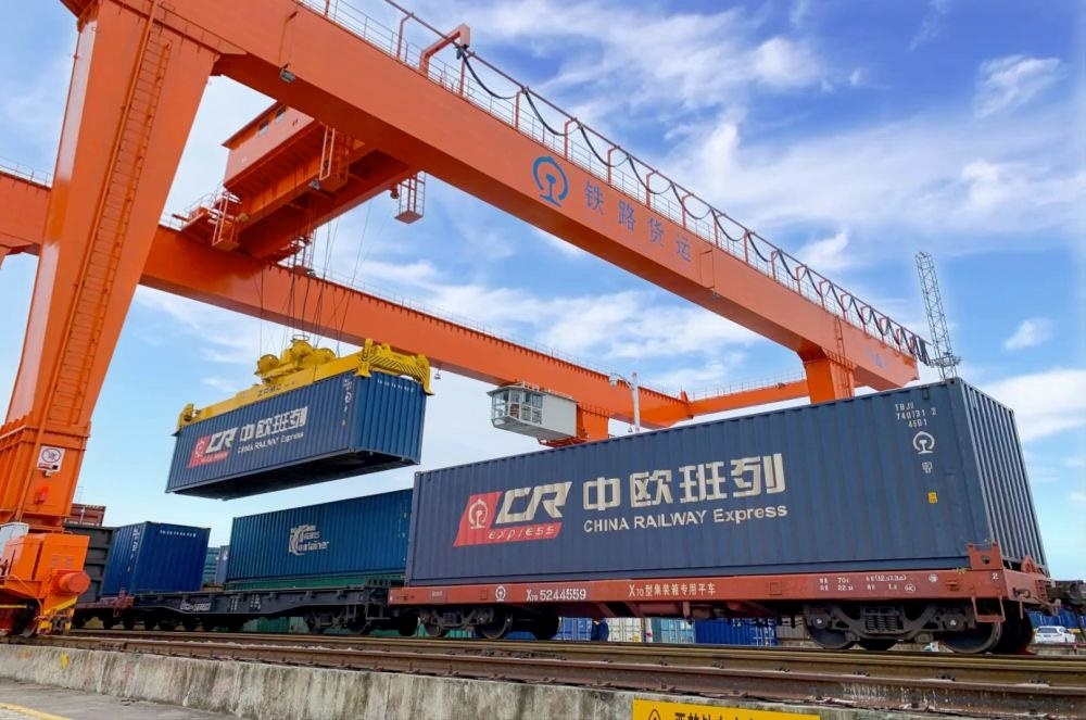 △2022年4月29日，在安徽合肥北站物流基地集裝箱作業(yè)區(qū)，準(zhǔn)備發(fā)運的中歐班列集裝箱。