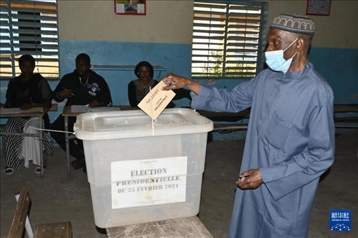 3月24日, 選民在塞內(nèi)加爾首都達(dá)喀爾的一處投票站投票。新華社發(fā)（登巴·蓋伊攝）