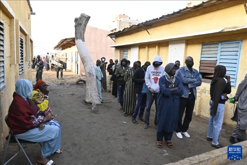 3月24日, 選民在塞內(nèi)加爾首都達(dá)喀爾的一處投票站前排隊(duì)。新華社發(fā)（登巴·蓋伊攝）