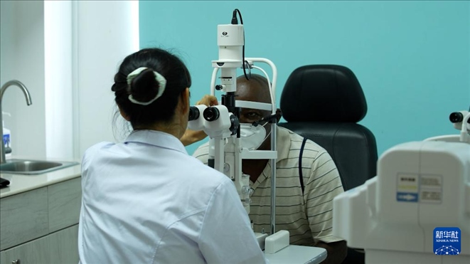 3月4日，在多米尼克羅索的中多友誼醫(yī)院眼科中心，援多醫(yī)療隊成員、南方醫(yī)科大學(xué)第三附屬醫(yī)院眼科主治醫(yī)師魯志卿為病人做檢查。新華社記者 王朝 攝