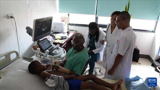 3月4日，在多米尼克羅索的中多友誼醫(yī)院，援多醫(yī)療隊成員、南方醫(yī)科大學(xué)第五附屬醫(yī)院心血管內(nèi)科主治醫(yī)師駱志鵬與當(dāng)?shù)蒯t(yī)生共同診療。新華社記者 王朝 攝