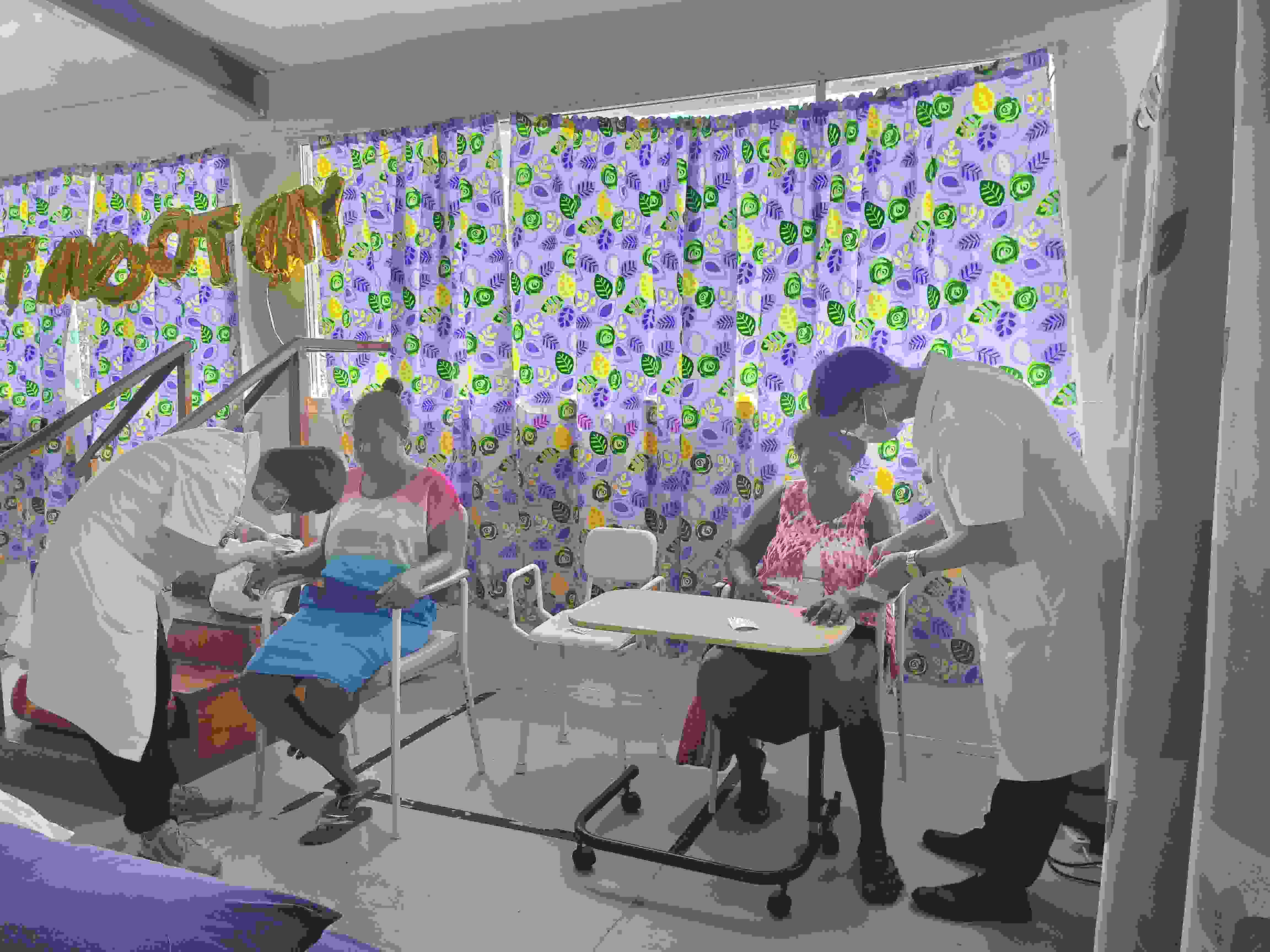 2023年7月3日，中國援助所羅門群島醫(yī)療隊針灸大夫在所羅門群島首都霍尼亞拉國家轉(zhuǎn)診醫(yī)院為患者治療。