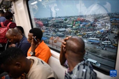2月28日，在尼日利亞拉各斯，人們乘坐輕軌藍(lán)線列車。新華社記者 韓旭 攝