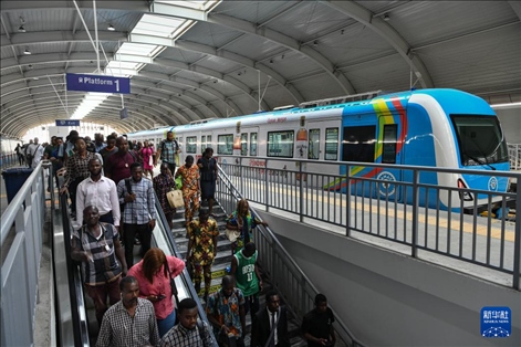 2月28日，在尼日利亞拉各斯，人們在輕軌藍(lán)線碼頭站下車出站。新華社記者 韓旭 攝