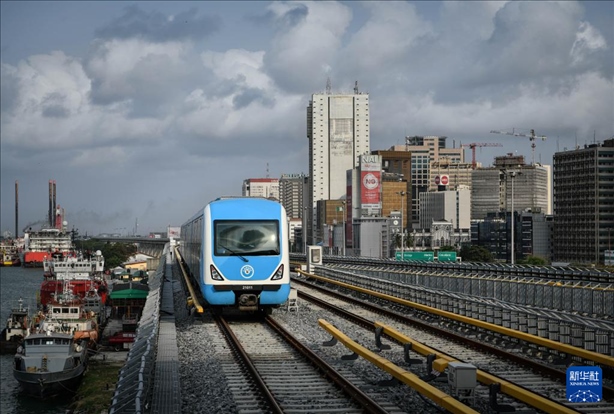 這是2月28日在尼日利亞拉各斯拍攝的一列輕軌藍(lán)線列車。新華社記者 韓旭 攝