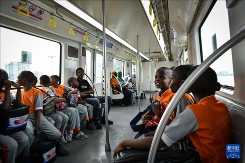 2月28日，在尼日利亞拉各斯，一所小學(xué)的學(xué)生們體驗乘坐輕軌藍(lán)線列車。新華社記者 韓旭 攝
