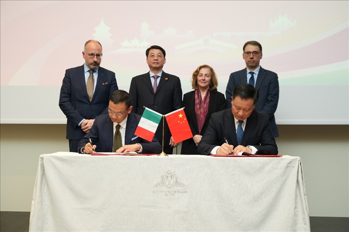 揚(yáng)州市政府與意大利中國商會(huì)簽署合作協(xié)議。 主辦方供圖