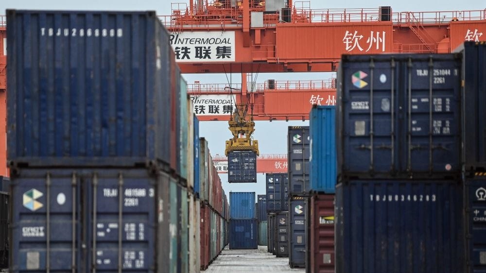 △2023年5月11日，在廣西欽州鐵路集裝箱中心站，塔吊在下卸集裝箱。近年來，在RCEP政策紅利推動(dòng)下，中國與東盟產(chǎn)業(yè)合作不斷深化，助力區(qū)域經(jīng)濟(jì)發(fā)展。