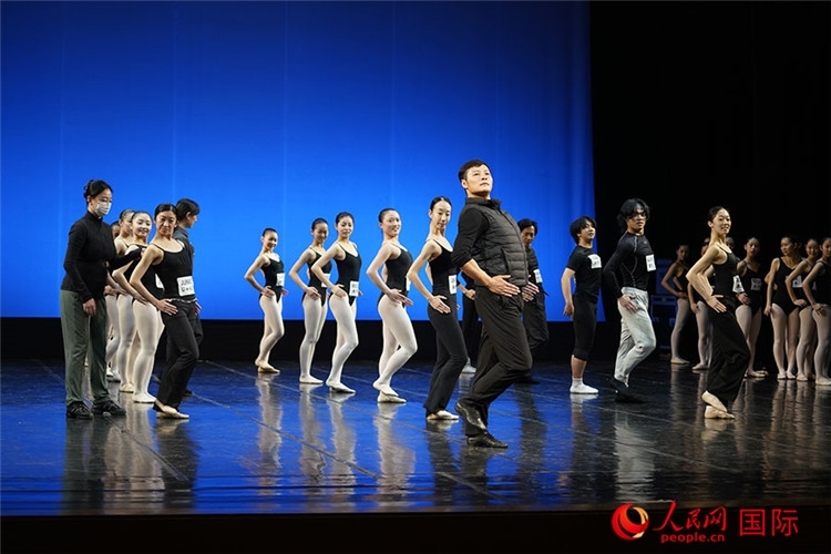 松山芭蕾舞團青年代表團成員在中央芭蕾舞團跟隨中方教師上課。人民網(wǎng)記者 張麗婭攝