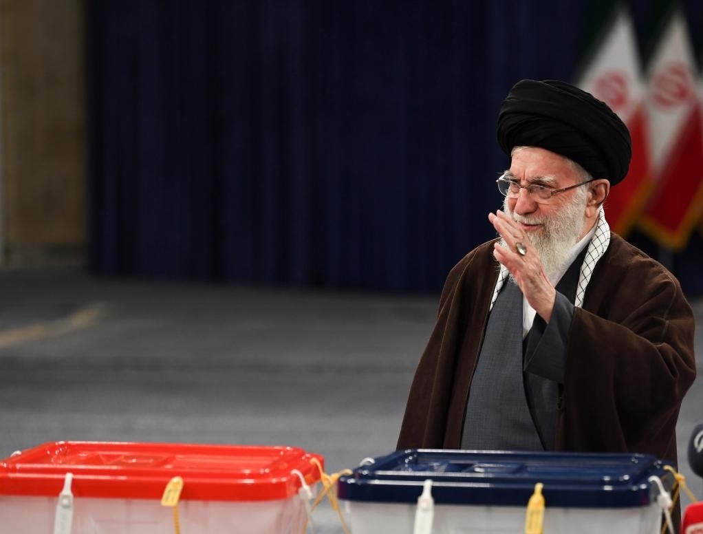 3月1日，在伊朗首都德黑蘭，伊朗最高領(lǐng)袖哈梅內(nèi)伊在設(shè)于領(lǐng)袖府內(nèi)的投票站投票。新華社記者沙達(dá)提攝