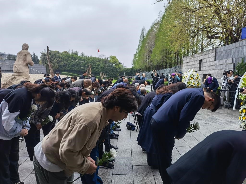 人們面向“哭墻”鞠躬。新華社記者邱冰清 攝