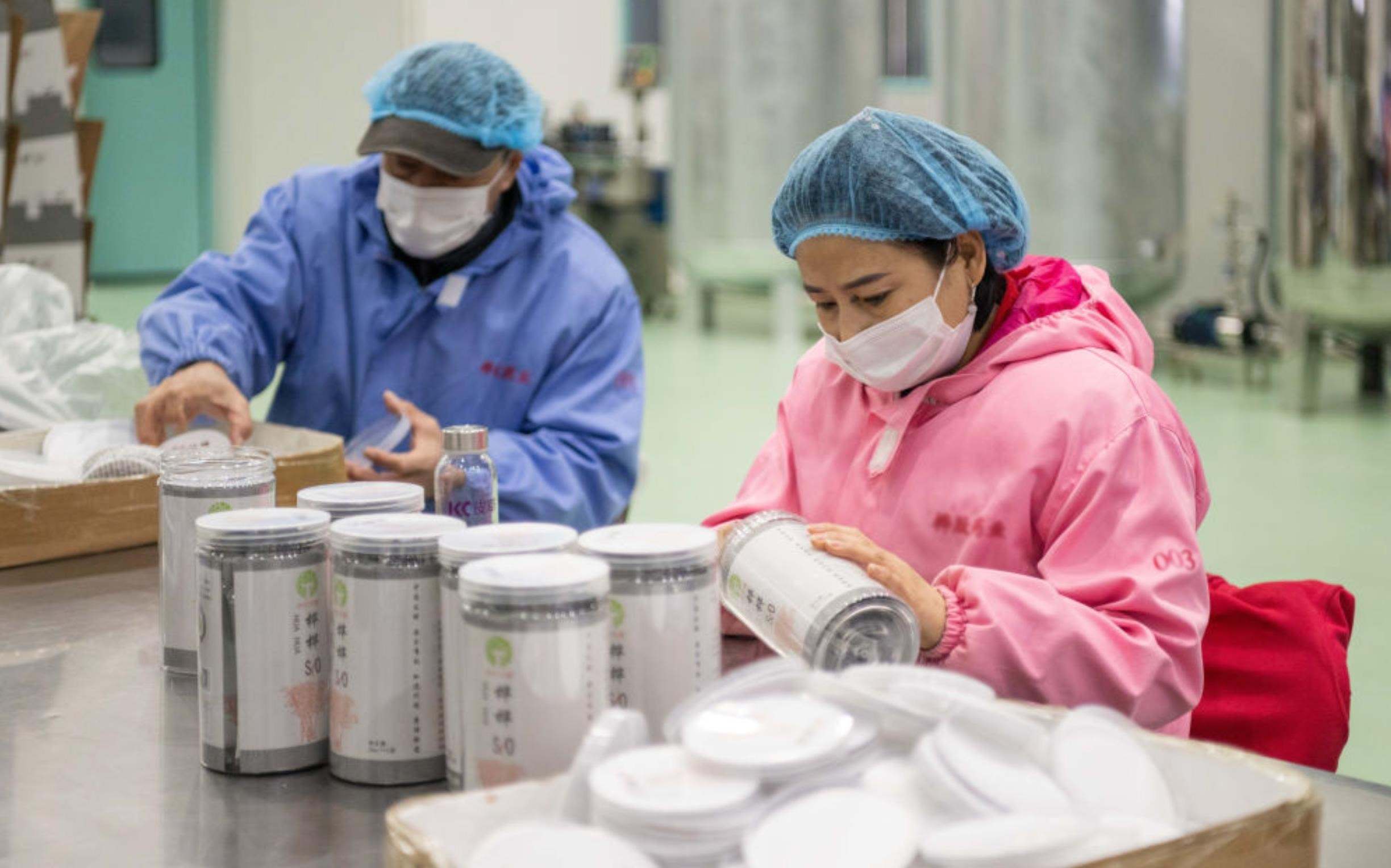 △2024年3月12日，黑龍江伊春一家公司內(nèi)，工作人員在包裝樺樹汁相關(guān)產(chǎn)品。