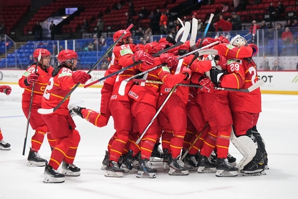 中國(guó)隊(duì)?wèi)c祝比賽勝利。圖片來(lái)源：國(guó)際冰聯(lián)