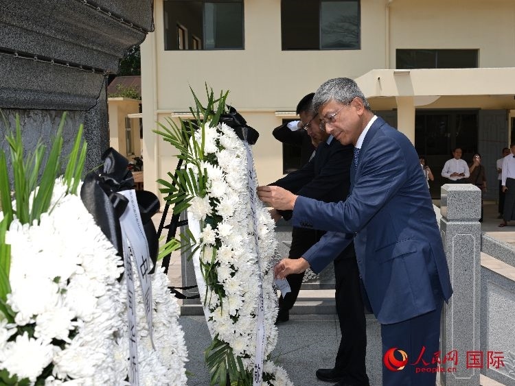 陳海大使向中國遠(yuǎn)征軍紀(jì)念碑敬獻(xiàn)花籃。人民網(wǎng)記者 謝佳君攝